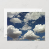 ふわふわの白い雲が広がる、美しい青空 ポストカード (正面/裏面)