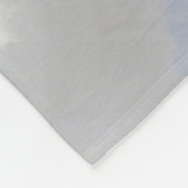 ふわふわの白い雲が漂う夢のような青い空 フリースブランケット (角)