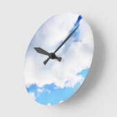ふわふわの白い雲と青い空 ラウンド壁時計 (傾斜)