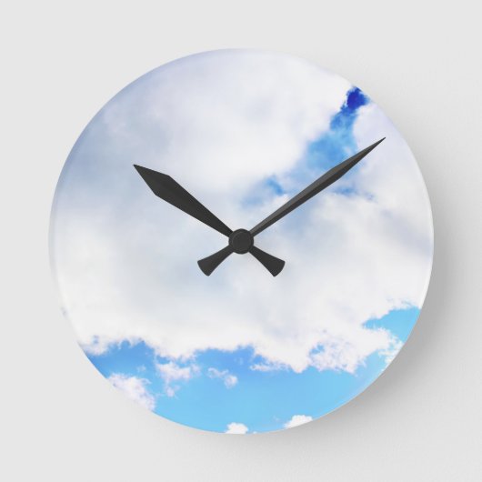 ふわふわの白い雲と青い空 ラウンド壁時計 (正面)