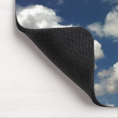 ふわふわの白い雲の美しい青空 マウスパッド (コーナー)