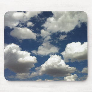 ふわふわの白い雲の美しい青空 マウスパッド