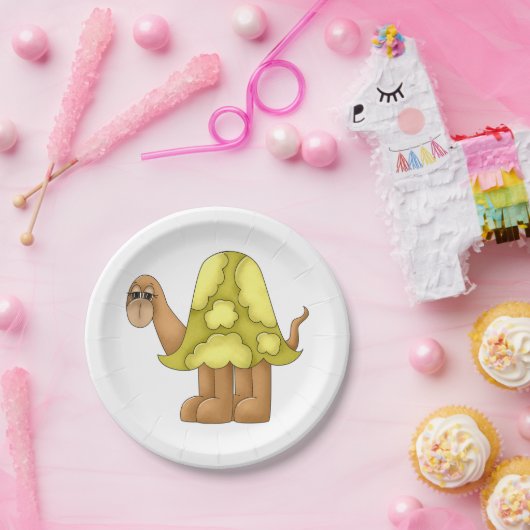 ふわふわの緑の貝殻を持つかわいい漫画の亀 ペーパープレート (パーティー)