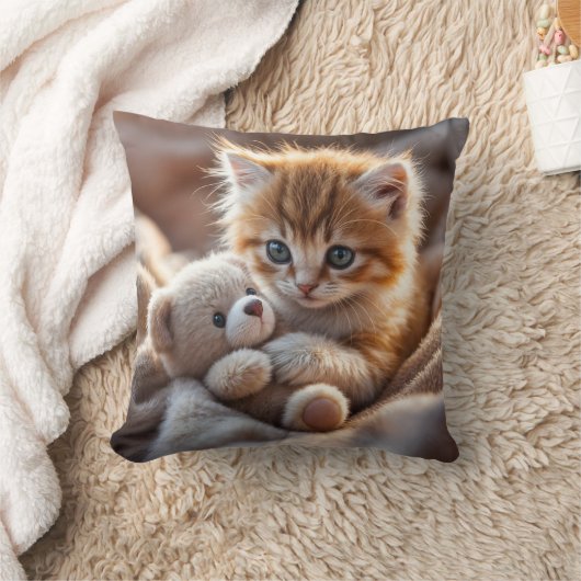 ふわふわの赤い子猫が小さなテディベアと遊んでいる クッション (ブランケット)