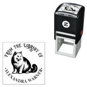 ふわふわの長い毛の猫が座っている #2 ライブラリーの本の名前 セルフインキングスタンプ (インサイチュ)