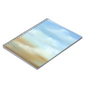 ふわふわの雲が広がる美しいスカイスケープ ノートブック (左側)