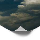 ふわふわの雲が広がる、ドラマチックなダークブルーの空 ポスター (角)