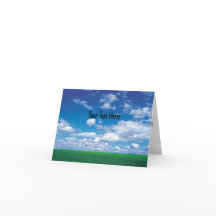 ふわふわの雲と緑の草原の青い空のカード