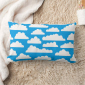 ふわふわの雲のパターン – 青009deaの白 ランバークッション (ブランケット)