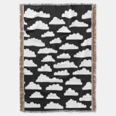 ふわふわの雲 – 黒の上に白 スローブランケット (正面縦)