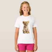 ふわふわセーターを着たライオンの子どものキッズ服 Tシャツ (正面フル)