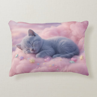 ふわふわピンクの雲の上の眠るパステル子猫アート アクセントクッション