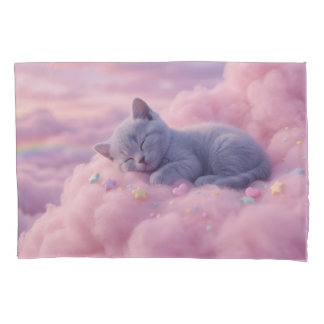 ふわふわピンクの雲の上の眠るパステル子猫アート 枕カバー