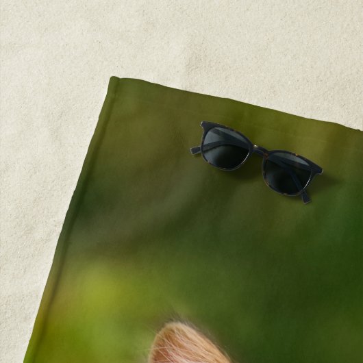 ふわふわメインの子ネコかわいい花の写真 ビーチタオル (インサイチュ)