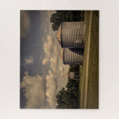 ふわふわ素朴した雲の下で眠いシーンのサイロ ジグソーパズル (縦)