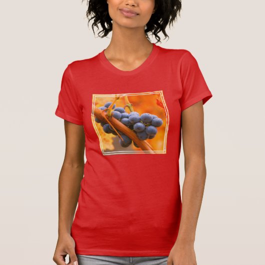 ぶどう畑の熟した葡萄 Tシャツ (正面)