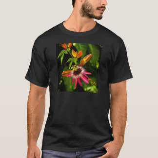 ぶら下がったで赤いBromeliad Tシャツ