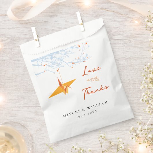 ぶら下がったのオレンジ折り紙紙クレーンアジア結婚ズ フェイバーバッグ (クリップ留めされた状態)