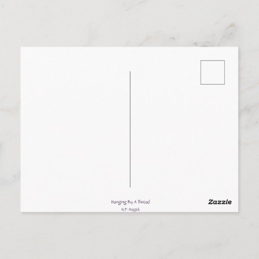 ぶら下がったBy A Thread – 紫のハートと嵐の雲 ポストカード (裏面)