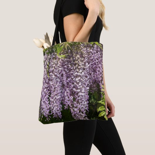 ぶら下がる紫色の藤の花 トートバッグ (クローズアップ)