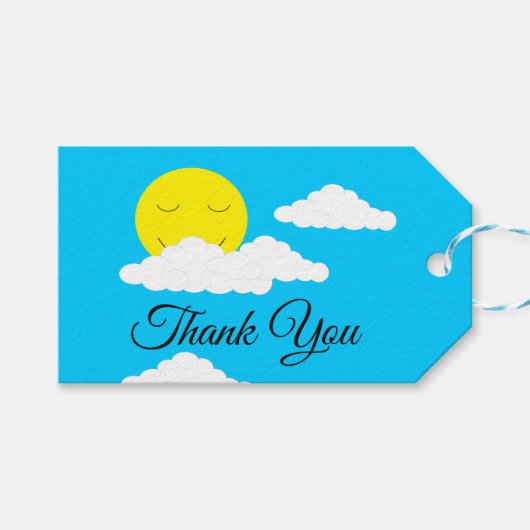 ぷんぷんとした雲に包まれた笑顔の太陽 ギフトタグ (正面(横))