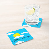 ぷんぷんとした雲に包まれた笑顔の太陽 スクエアペーパーコースター (インサイチュ)