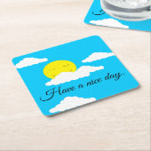 ぷんぷんとした雲に包まれた笑顔の太陽 スクエアペーパーコースター (アングル)