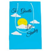 ぷんぷんとした雲に包まれた笑顔の太陽 ミディアムペーパーバッグ (正面)