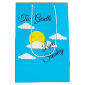 ぷんぷんとした雲に包まれた笑顔の太陽 ミディアムペーパーバッグ (裏面)