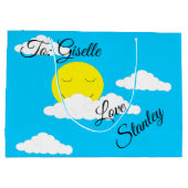 ぷんぷんとした雲に包まれた笑顔の太陽： ラージペーパーバッグ (裏面)