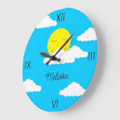 ぷんぷんとした雲に包まれた笑顔の太陽 ラージ壁時計 (傾斜)