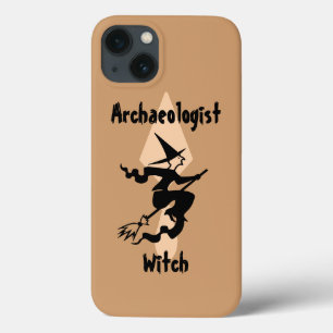 ほうきとこてを持つ茶色の考古学者魔女 iPhone 13ケース