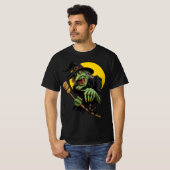ほうきと黒猫のいる不気味な魔女 Tシャツ (正面フル)