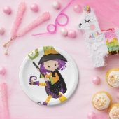 ほうきの柄の紫色の毛を搭載するLilのかわいい魔法使い ペーパープレート (パーティー)