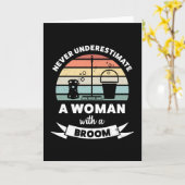 ほうきを持つ女性　面白い掃除ギフト カード (黄色い花)