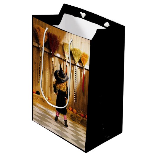 ほうきを選ぶ小さな魔女 ミディアムペーパーバッグ (正面アングル)