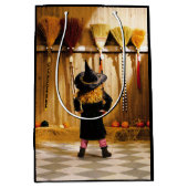 ほうきを選ぶ小さな魔女 ミディアムペーパーバッグ (正面)