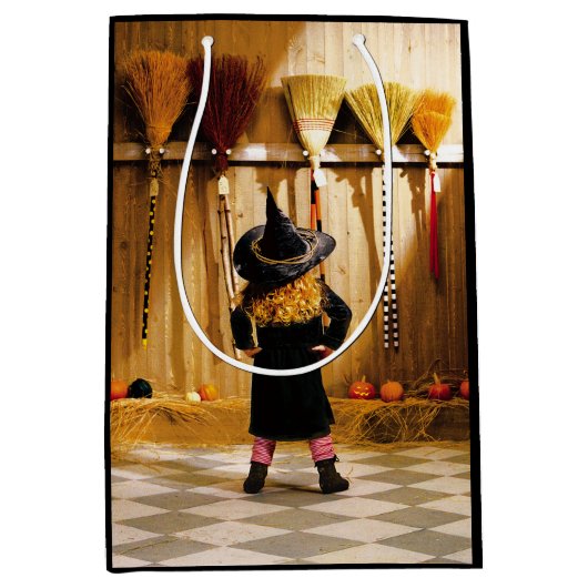 ほうきを選ぶ小さな魔女 ミディアムペーパーバッグ (正面)