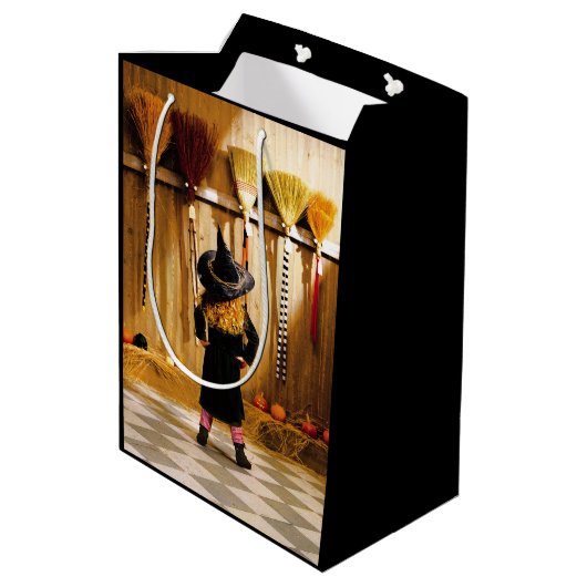 ほうきを選ぶ小さな魔女 ミディアムペーパーバッグ (裏面アングル)
