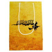 ほうき杖飛んでいるのハロウィーンの魔女 ミディアムペーパーバッグ (裏面)