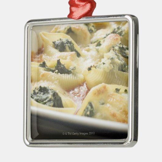 ほうれんそうの詰物が付いている焼いたなパスタの貝 メタルオーナメント (左)