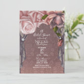 ほこりがかったバラ色のピンクのバラのビンテージブライダルシャワー 招待状 (スタンド正面)