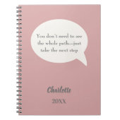 ほこりがかったバラ色のピンクの象牙色のインスピレーションを与える目標の引用 ノートブック (正面)