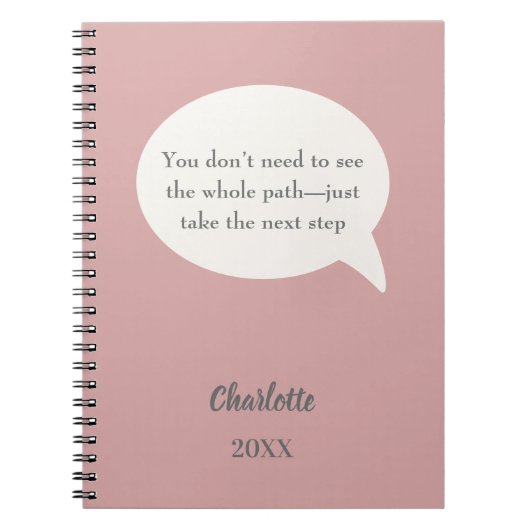 ほこりがかったバラ色のピンクの象牙色のインスピレーションを与える目標の引用 ノートブック (正面)