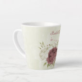 ほこりがかったバラ色の白い花 カフェラテマグ (左アングル)
