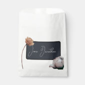 ほこりがかった濃い青のミニマルな花 フェイバーバッグ (正面)