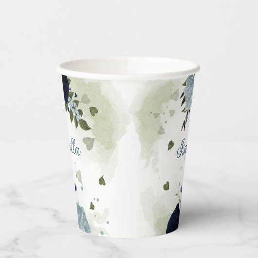 ほこりがかった青とネイビーブルーの花の緑 紙コップ (左)