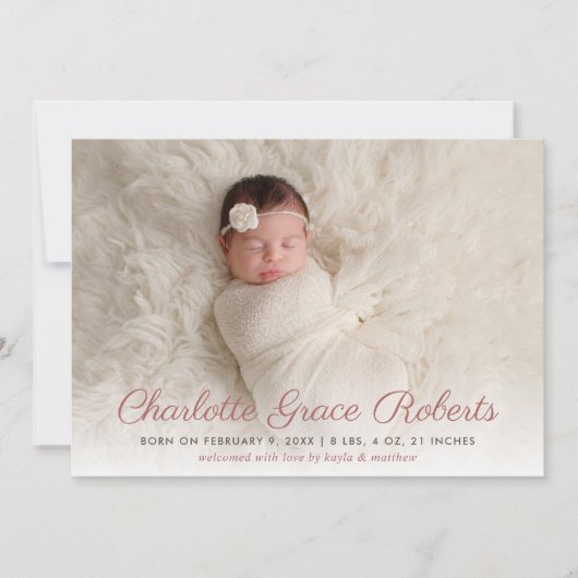 ほこりっぽいエレガントピンクスクリプトベビーガールフォト誕生 案内状 (正面)