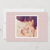 ほこりっぽいエレガントピンクスクリプトベビーガールフォト誕生 案内状 (裏面)