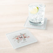 ほこりっぽいエレガントピンク灰色の花モノグラム ガラスコースター (アングル)